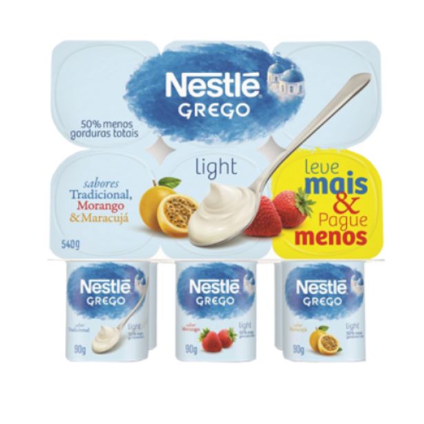 Oferta de Iogurte grego Nestlé tradicional morango e maracujá light 540g por R$11,99