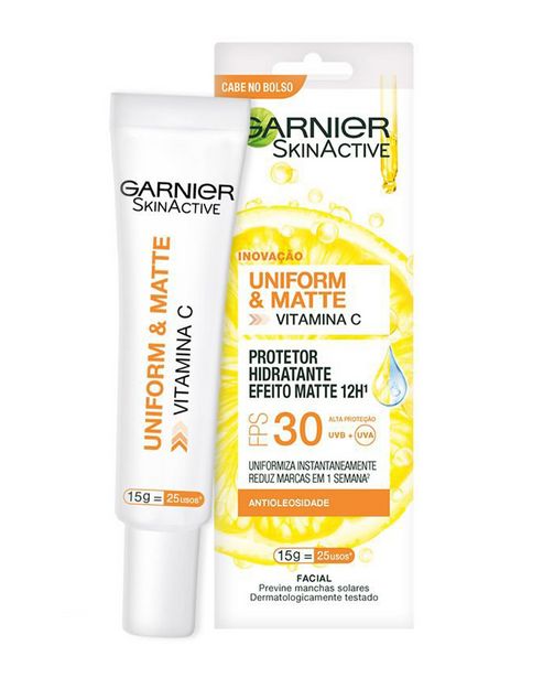 Oferta de Protetor Hidratante Facial Garnier Uniform e Matte Vitamina C FPS30 15g por R$19