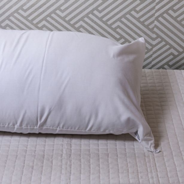 Oferta de Capa de Travesseiro Impermeavél Branca 50x150cm por R$19,99 em Etna